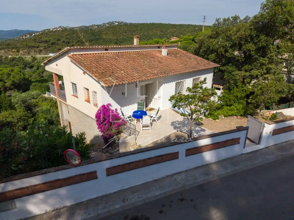 Casa amb jardí en venda a Passeig Amatista 11