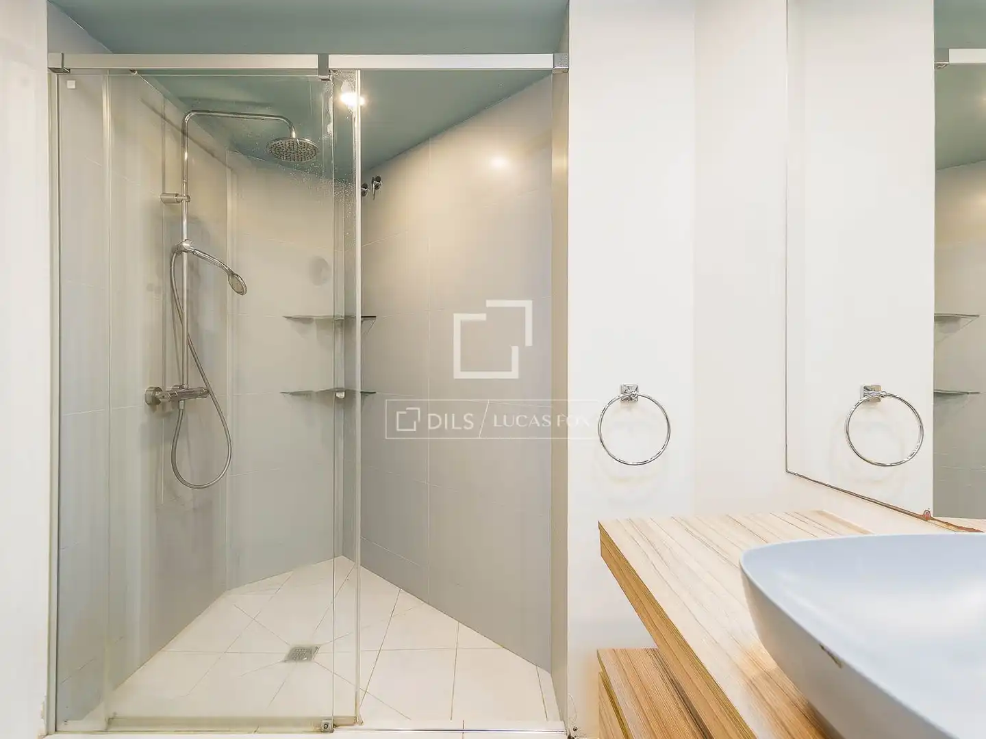 Badezimmer von Wohnung zum Verkauf in Barcelona mit Klimaanlage, Heizung und Privatgarten