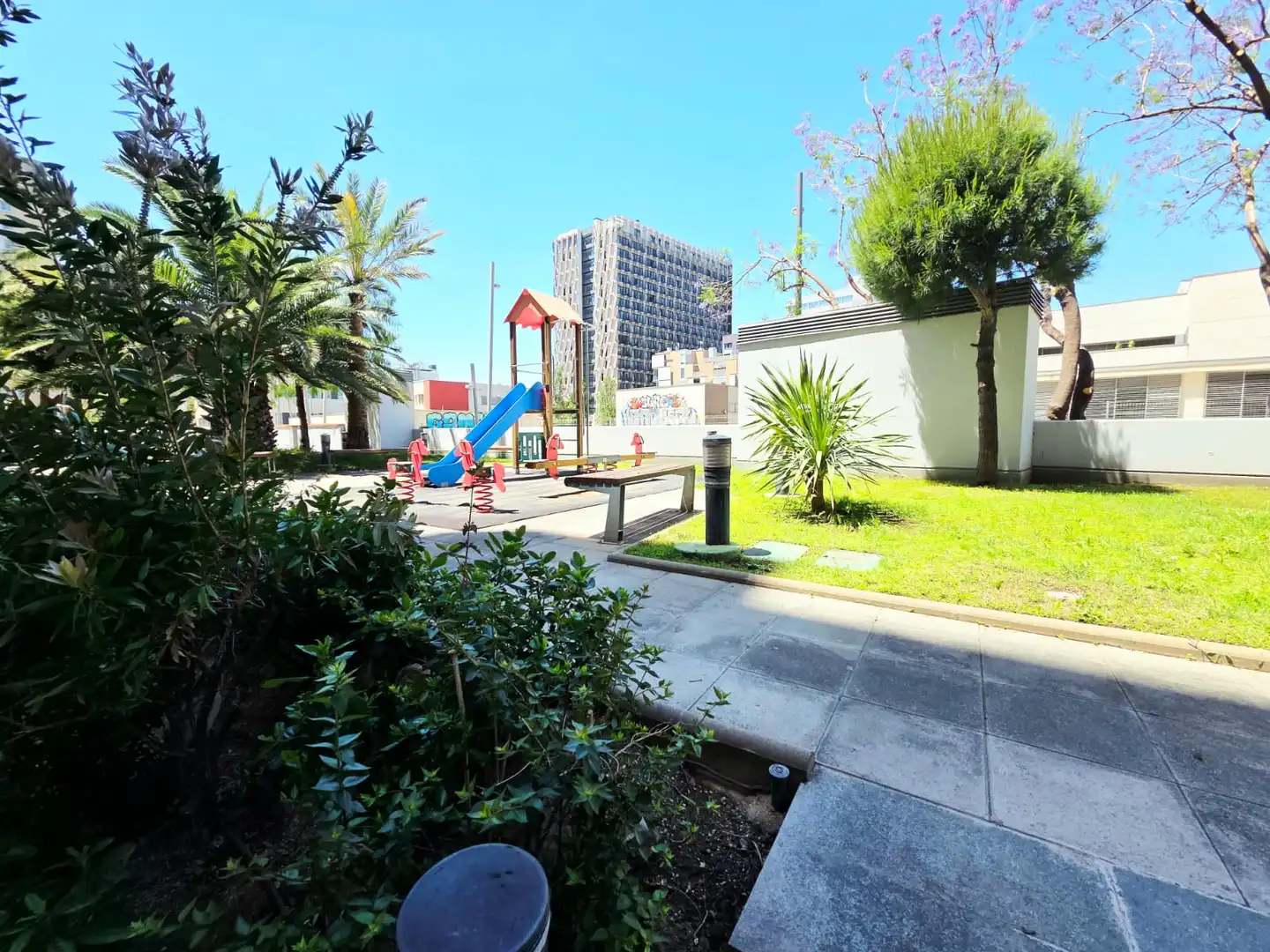 Vista exterior de Pis en venda en Barcelona amb Aire condicionat, Calefacció i Jardí privat
