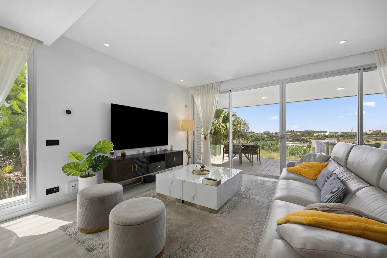 Wohnzimmer von Einfamilien-Reihenhaus zum Verkauf in Estepona mit Klimaanlage, Terrasse und Schwimmbad