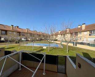 Vista exterior de Casa adosada en venda en Monfarracinos amb Terrassa i Balcó