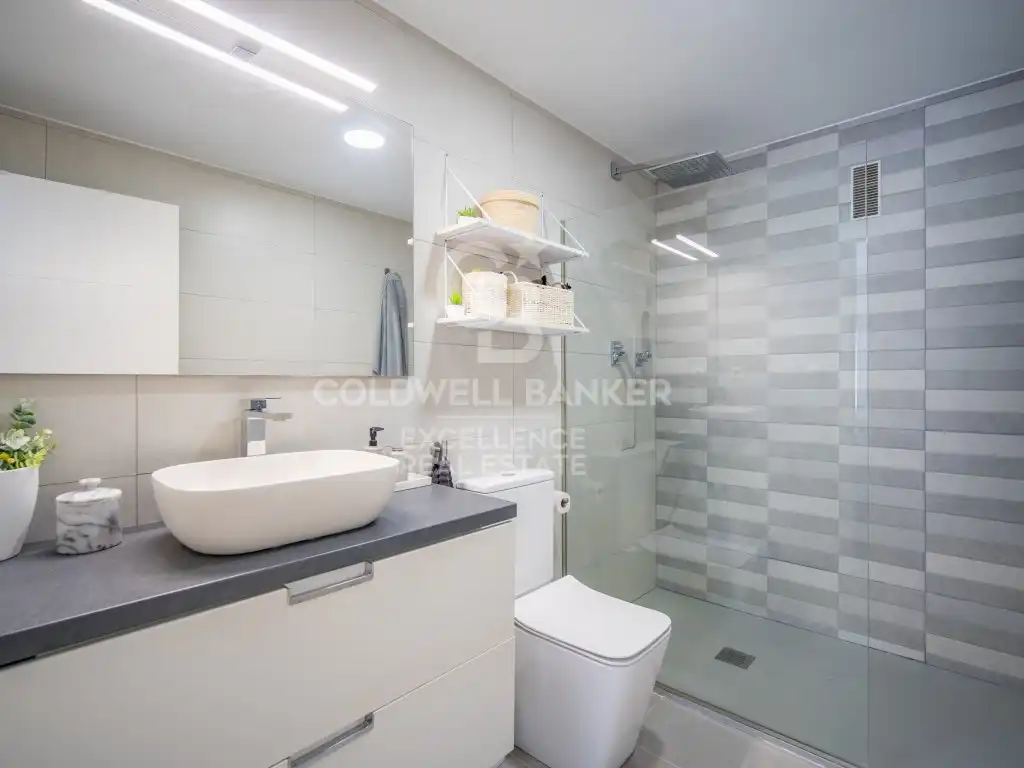 Bathroom of Flat for sale in Valencia  with Air Conditioner, Terrace and Community pool