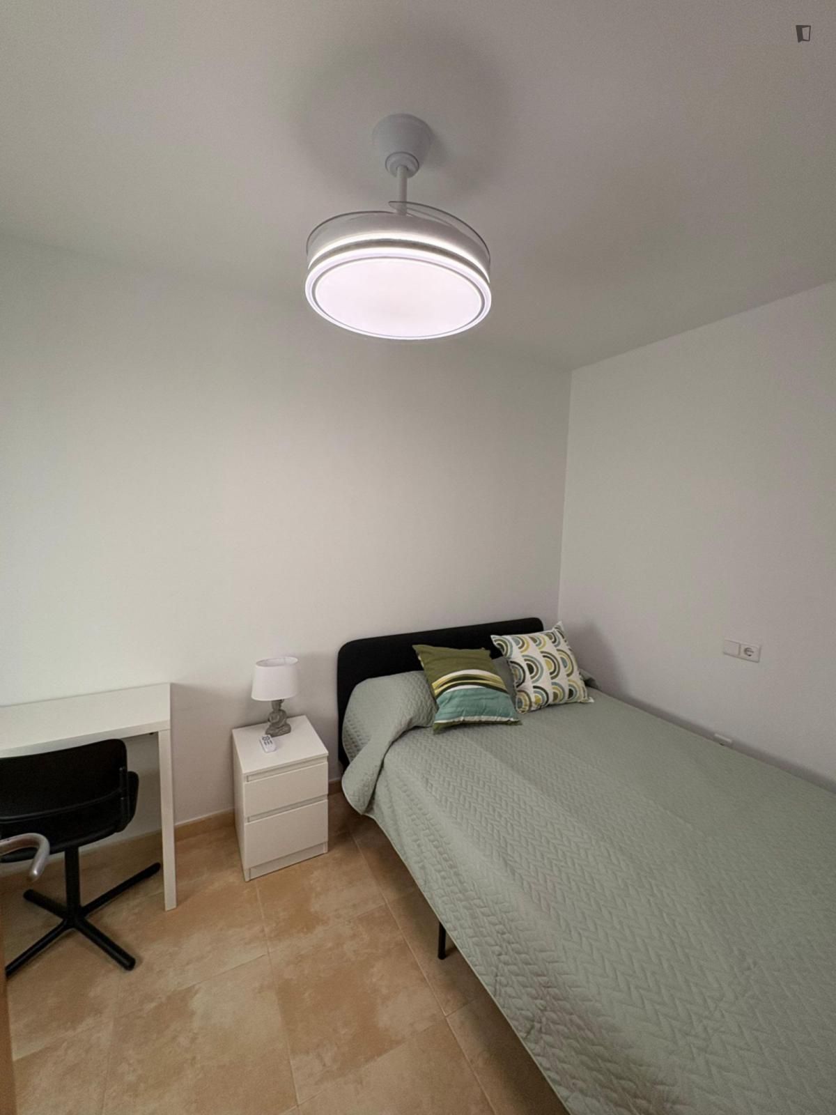 Dormitori de Apartament per a compartir en Campillos amb Moblat, Rentadora i Microones