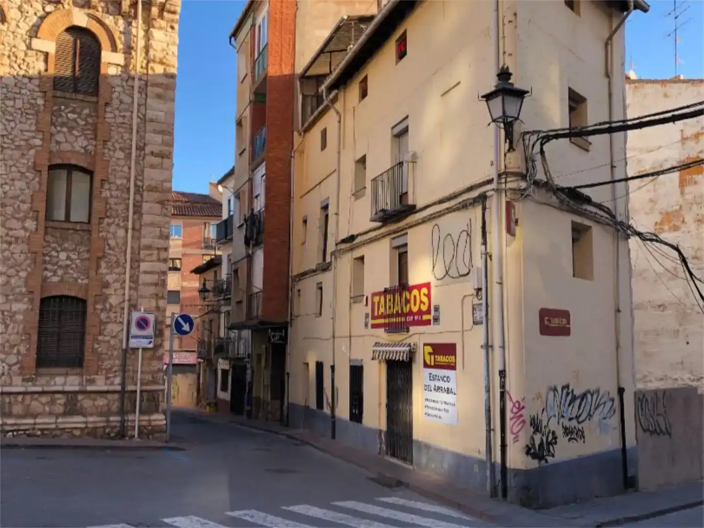 Vista exterior de Casa adosada en venda en Teruel amb Moblat i Balcó