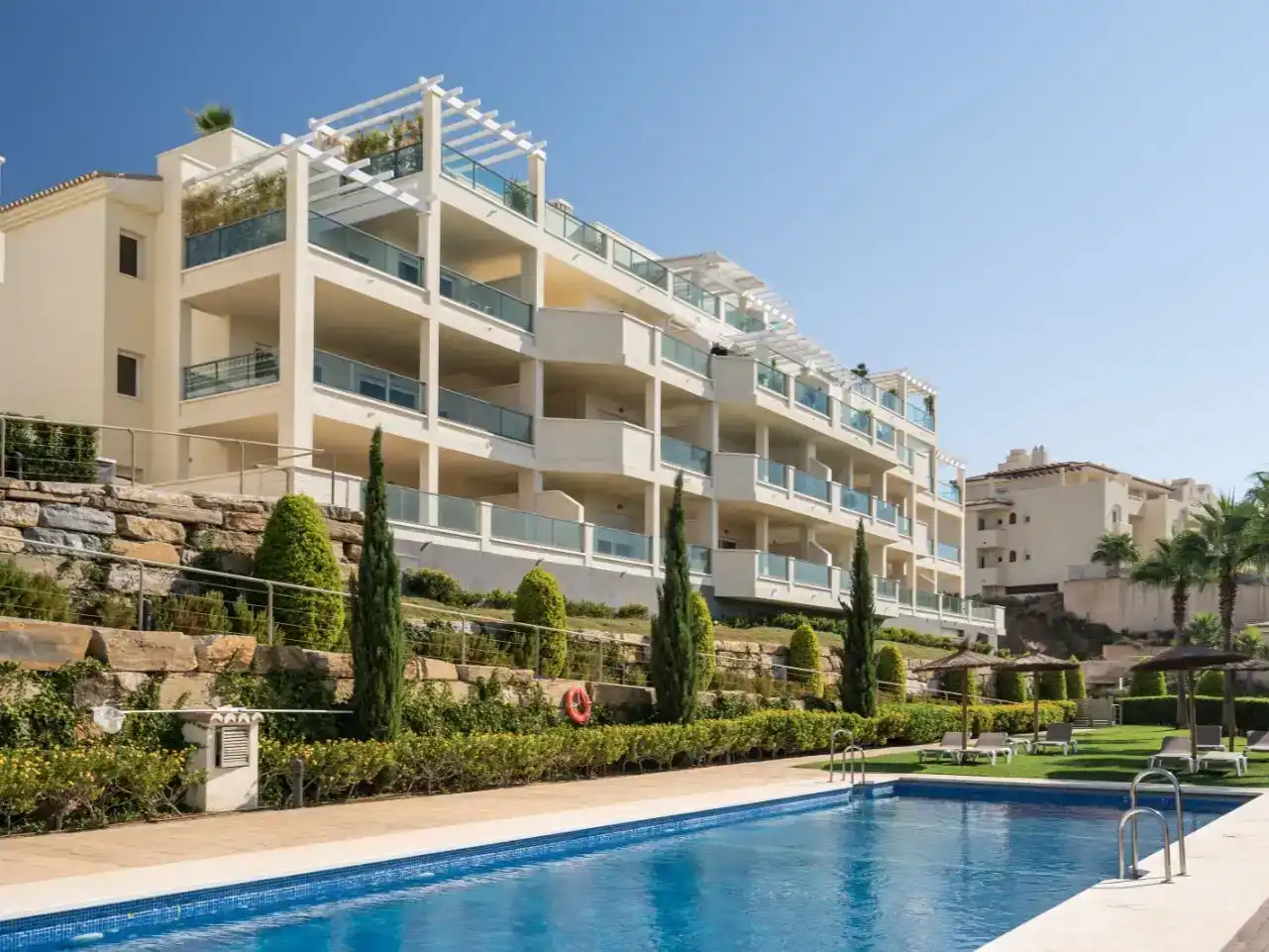 Vista exterior de Pis de lloguer en Mijas amb Aire condicionat, Piscina i Balcó