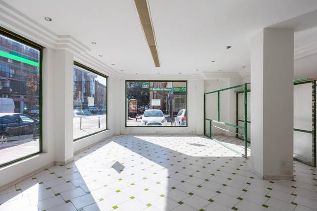 Local comercial en Venta en Travesía Navacerrada, 2 en Barrio de las Fronteras
