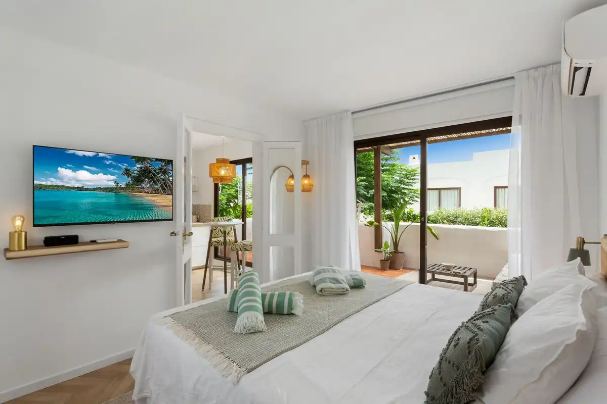 Bedroom of Flat for sale in Estepona  with Air Conditioner, Terrace and Community pool