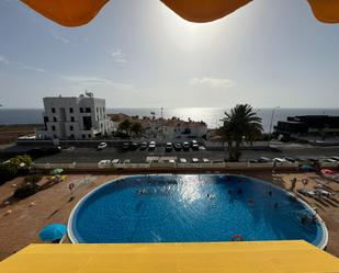 Vista exterior de Àtic de lloguer en Guía de Isora amb Terrassa, Balcó i Piscina comunitària