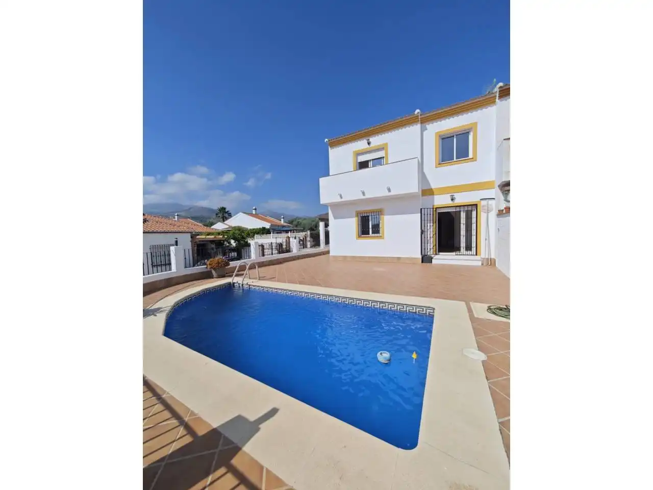 Vista exterior de Casa adosada en venda en Alcaucín amb Terrassa i Piscina