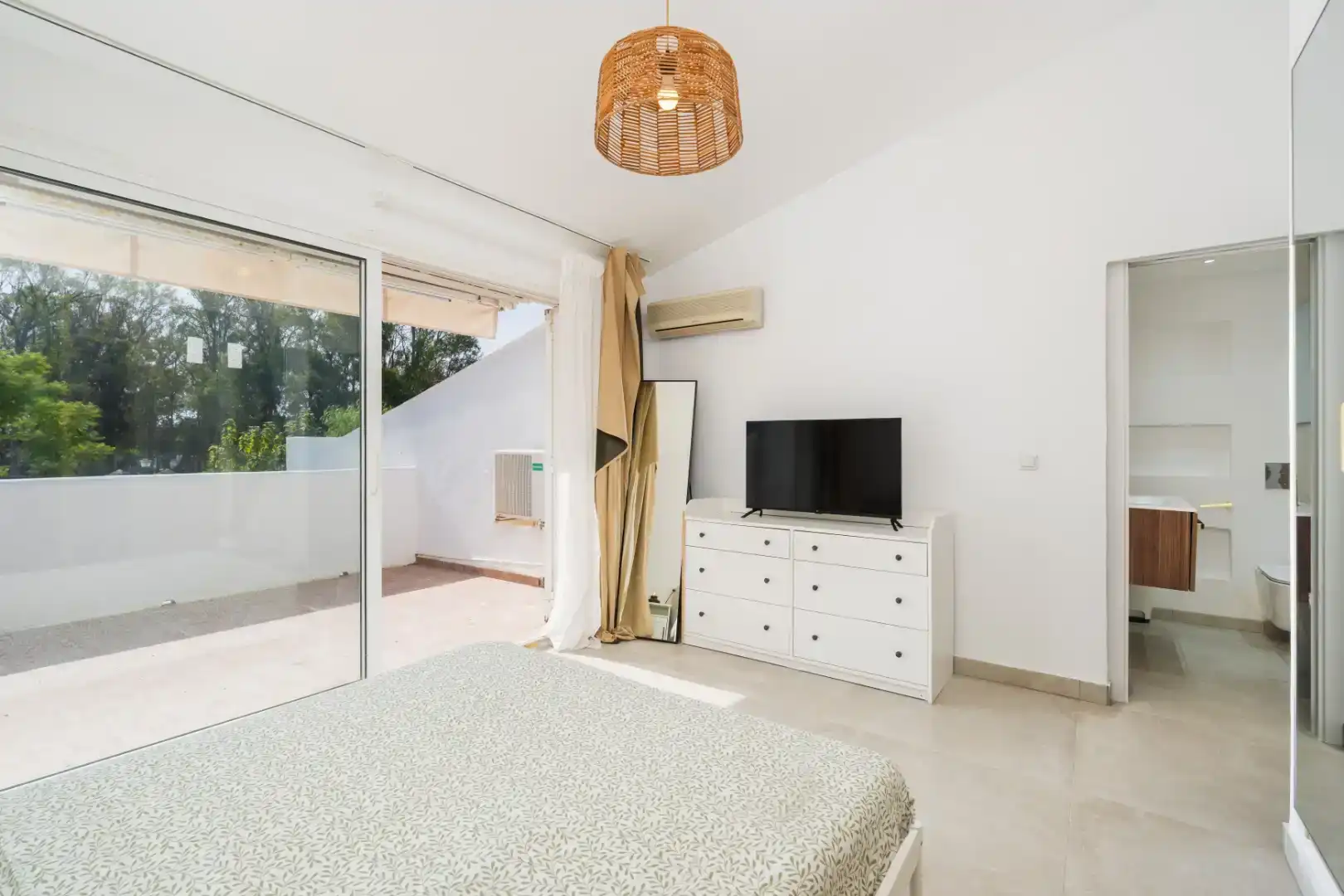 Dormitori de Casa adosada en venda en Estepona amb Aire condicionat, Jardí privat i Piscina