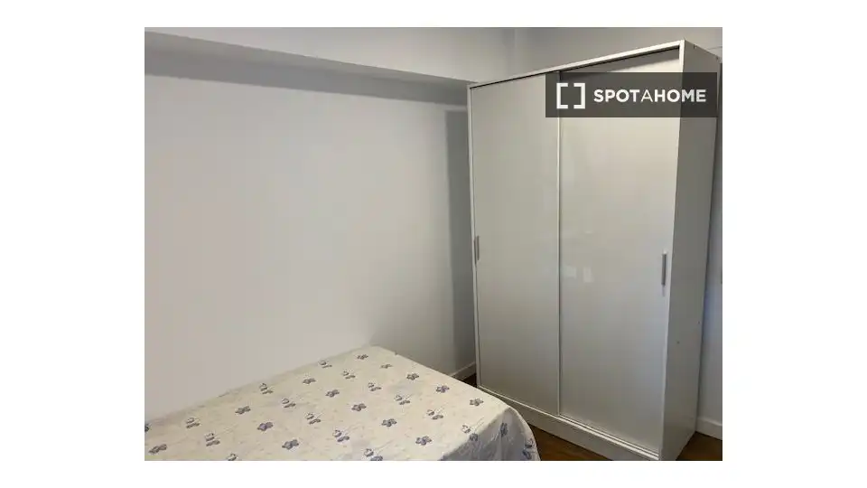 Bedroom of Flat for share in Madrid  with Air Conditioner, Terrace and Furnished
