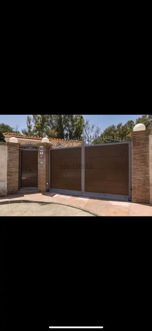 Vista exterior de Casa o xalet en venda en Benalmádena amb Aire condicionat, Jardí privat i Terrassa