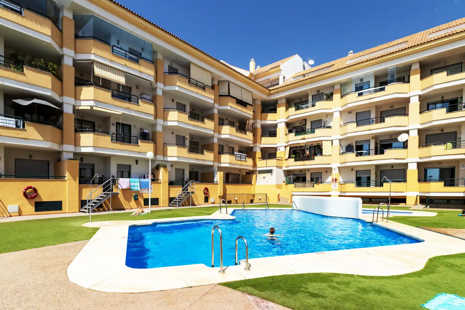Piscina de Piso en venta en Benalmádena con Aire acondicionado, Calefacción y Jardín privado