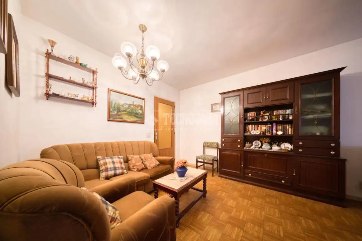 Sala d'estar de Pis en venda en Valladolid amb Moblat i Balcó