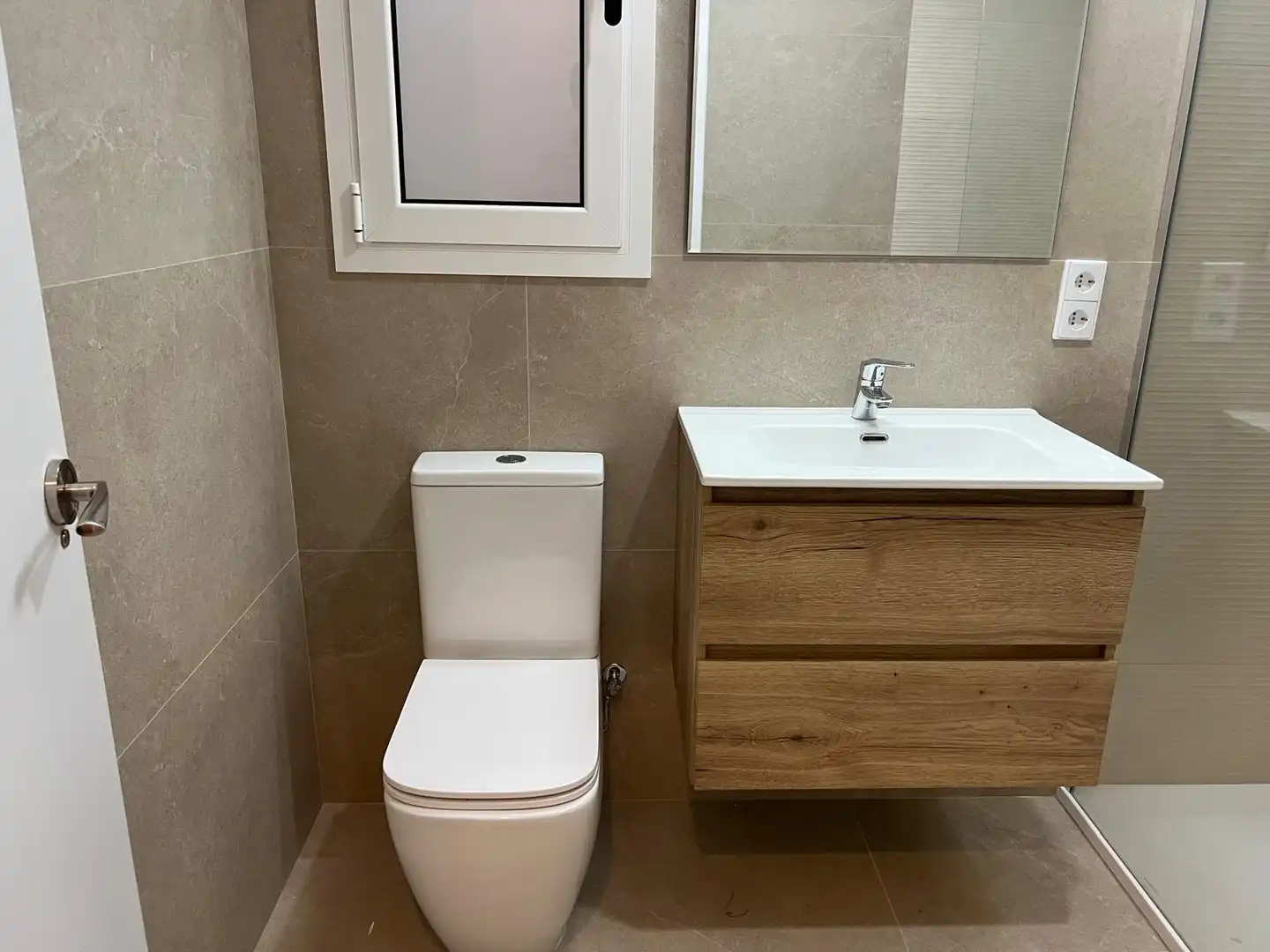 Badezimmer von Wohnung zum Verkauf in Barcelona mit Klimaanlage, Heizung und Parkett