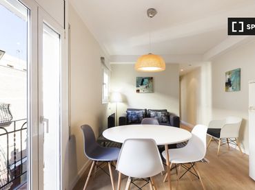 Appartamento con balcone in affitto a Gràcia