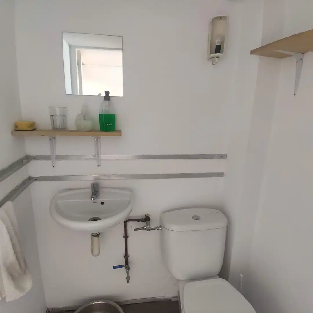 Badezimmer von Geschaftsraum zum Verkauf in Barcelona mit Klimaanlage