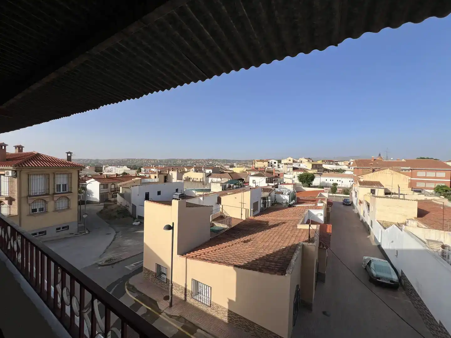 Vista exterior de Casa adosada en venda en Guadix amb Traster i Balcó