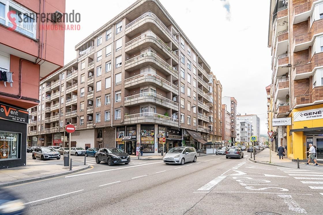 Vista exterior de Pis en venda en Torrelavega  amb Calefacció, Parquet i Traster