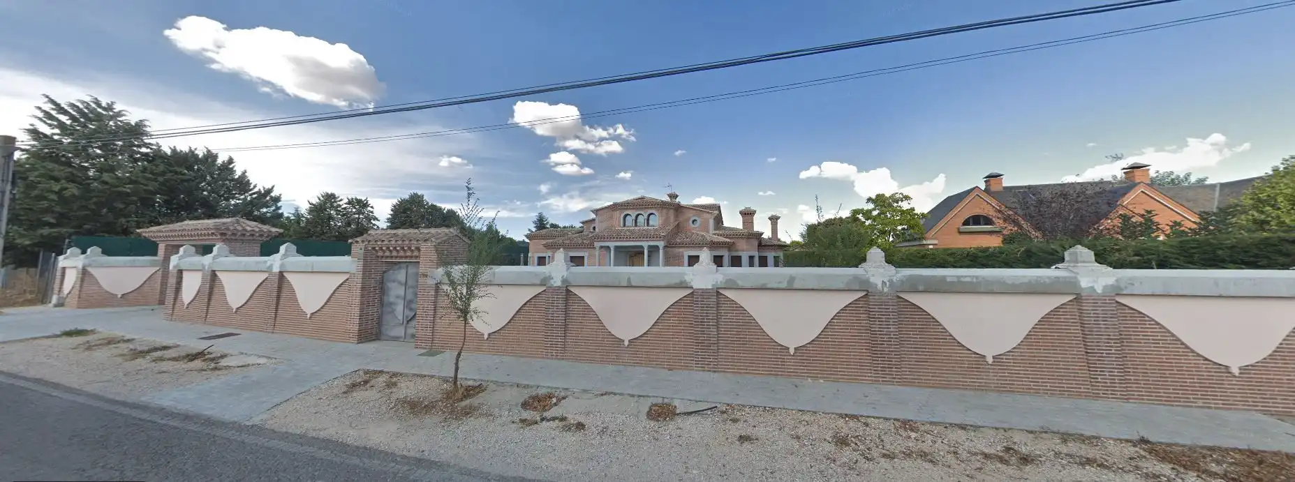 Vista exterior de Casa o chalet en venta en Nuevo Baztán con Terraza, Trastero y Balcón