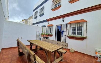 Vista exterior de Casa adosada en venda en Chiclana de la Frontera amb Jardí privat, Terrassa i Balcó