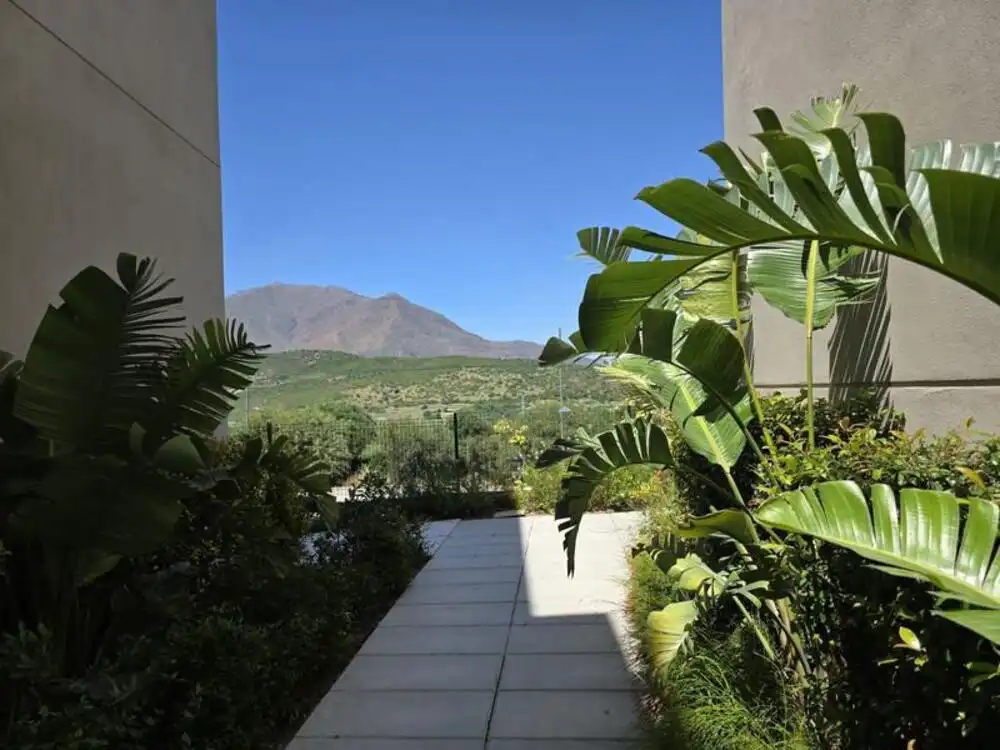 Vista exterior de Apartament de lloguer en Estepona amb Aire condicionat, Terrassa i Piscina