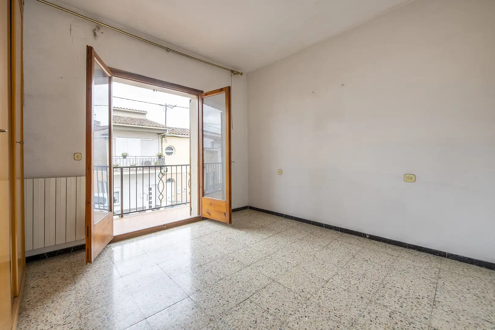 Außenansicht von Einfamilien-Reihenhaus zum Verkauf in Banyoles mit Heizung, Terrasse und Balkon