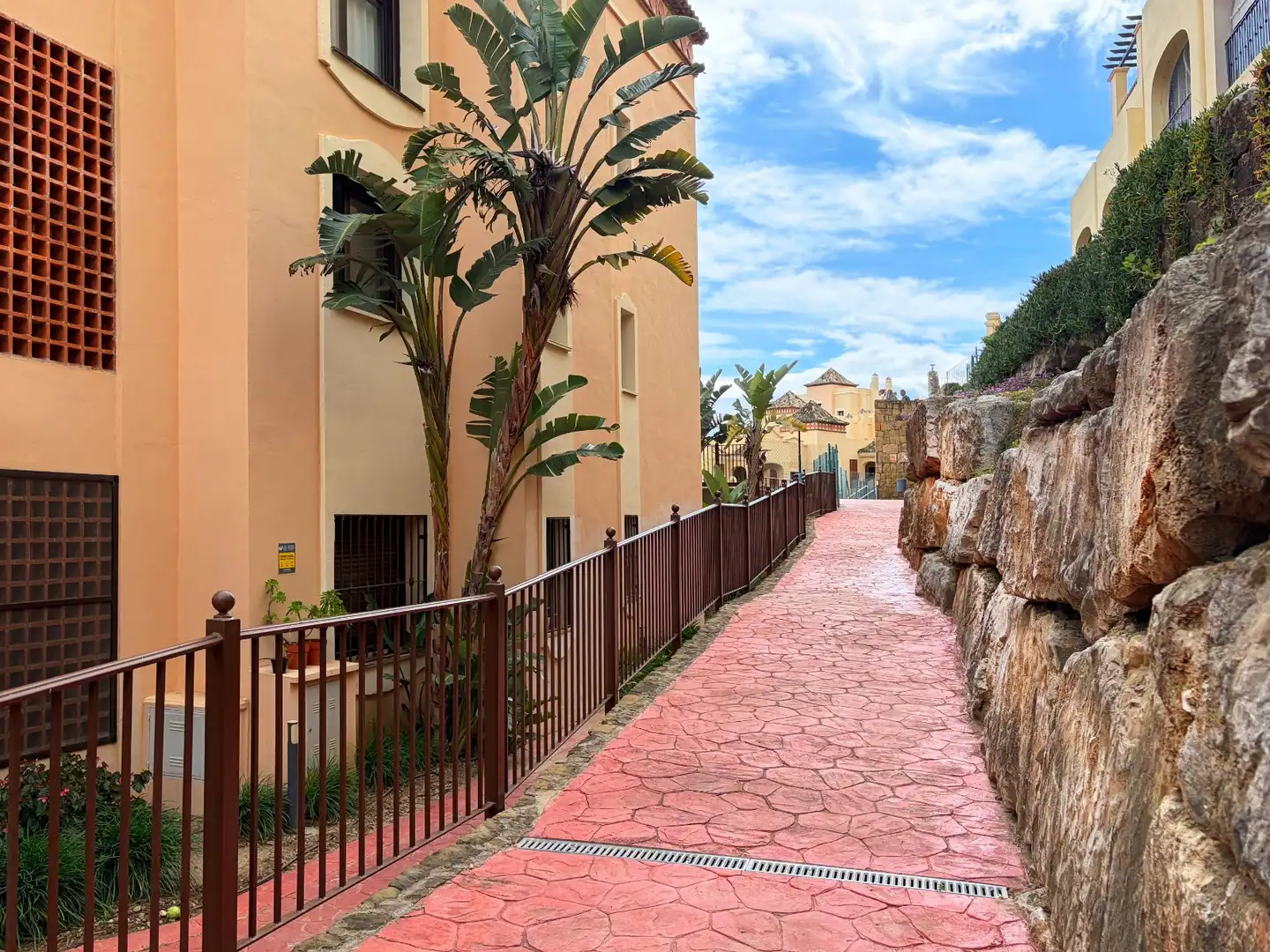 Außenansicht von Wohnung zum Verkauf in Estepona mit Klimaanlage, Terrasse und Abstellraum