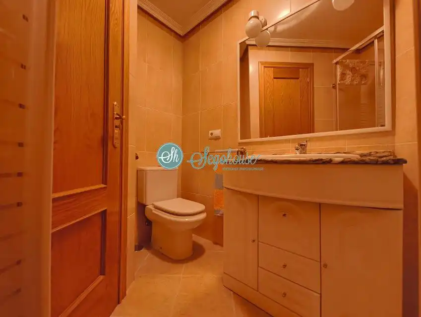 Baño de Piso de alquiler en Segovia con Calefacción, Parquet y Terraza
