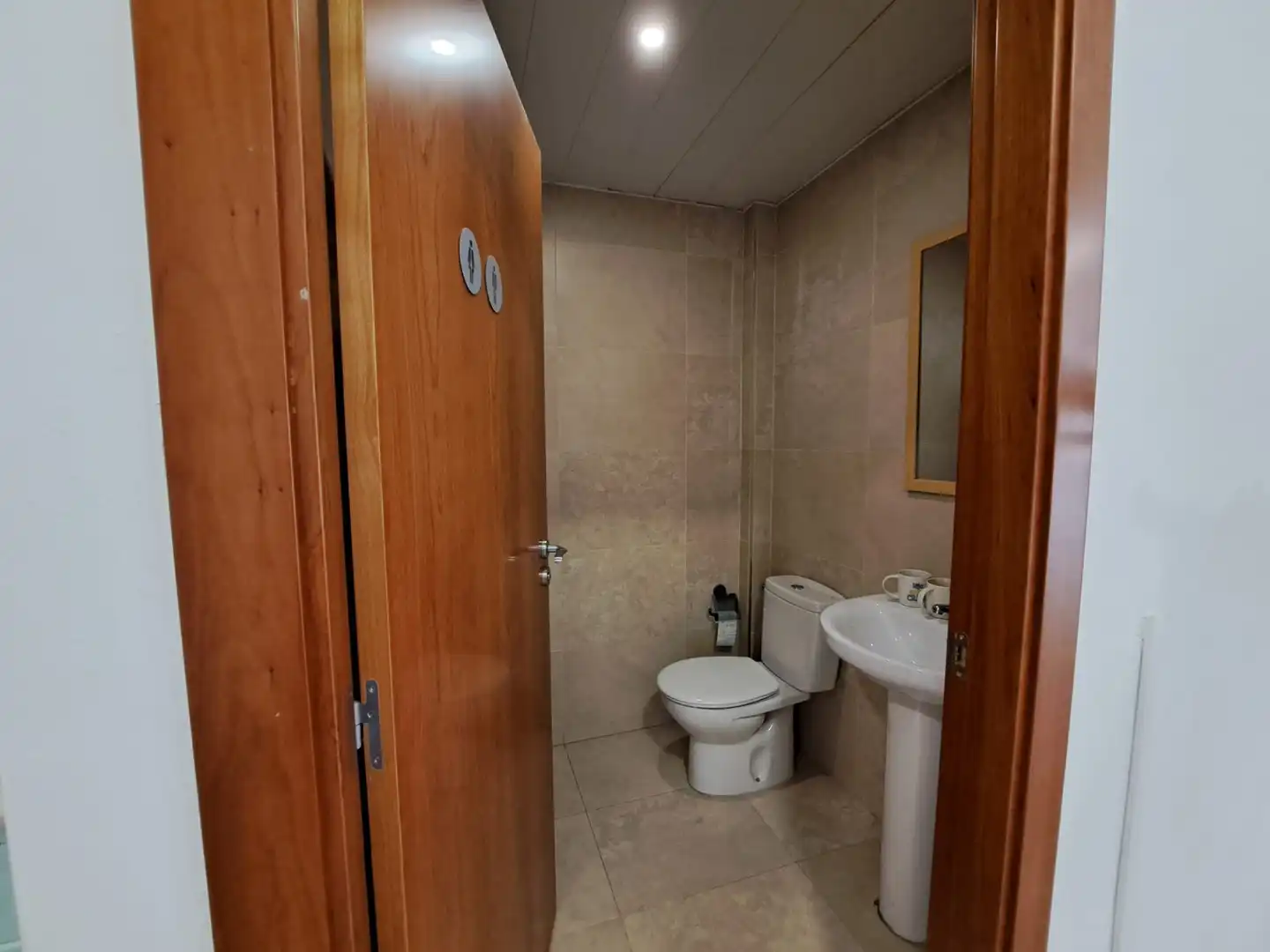 Baño de Local de alquiler en Castelldefels con Aire acondicionado, Calefacción y Parquet