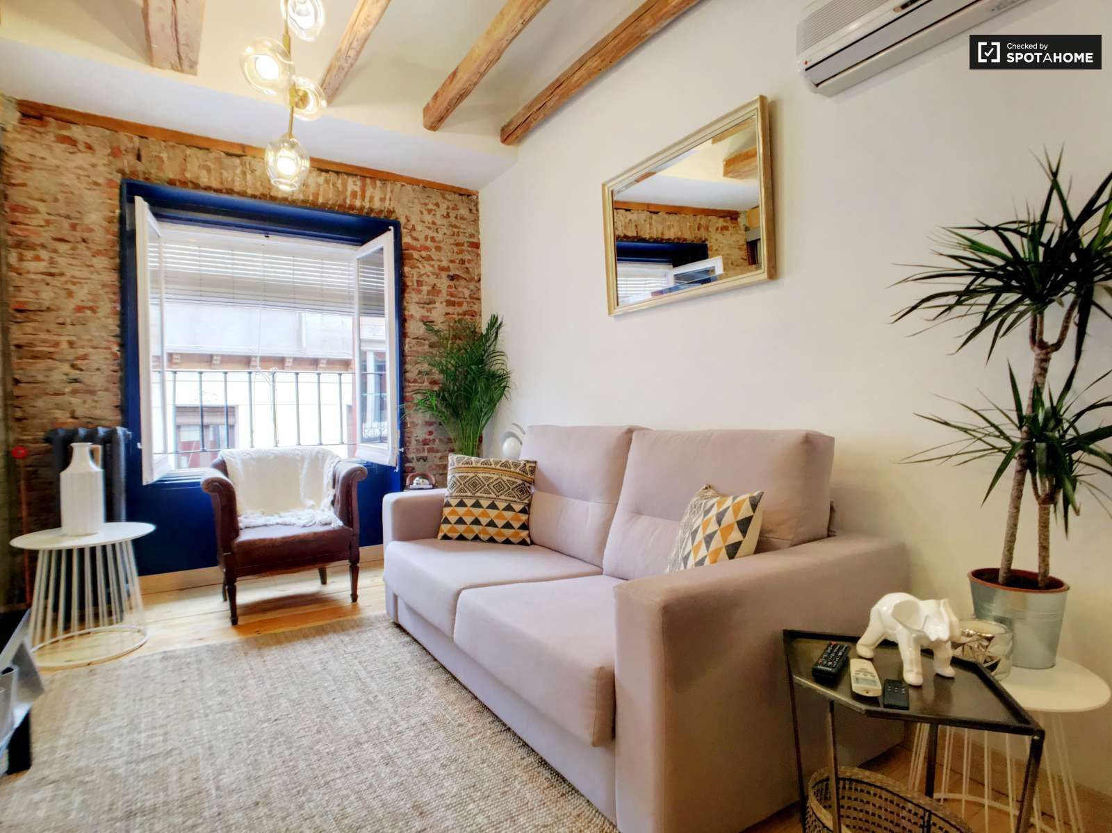 Living room of Apartment to share in  Madrid Capital  with Air Conditioner, Heating and Terrace