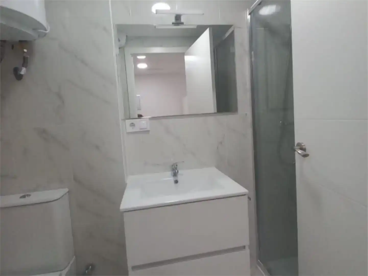 Badezimmer von Wohnungen zur Miete in Alicante / Alacant mit Klimaanlage
