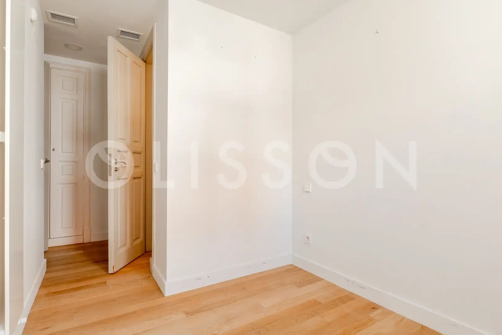 Schlafzimmer von Dachboden zur Miete in Madrid mit Klimaanlage und Terrasse