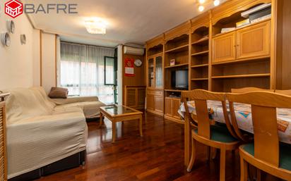 Living room of Flat for sale in  Madrid Capital  with Heating, Parquet flooring and Storage room