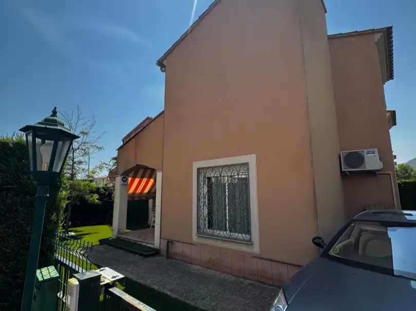 Casa pareada con piscina en venta en Carrer mont-roig de Sió 13, imagen 3