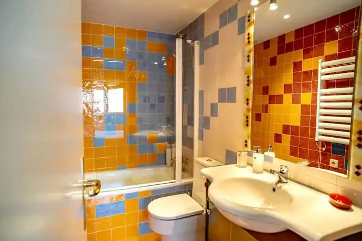 Bathroom of Attic for rent in Madrid  with Air Conditioner, Parquet flooring and Terrace