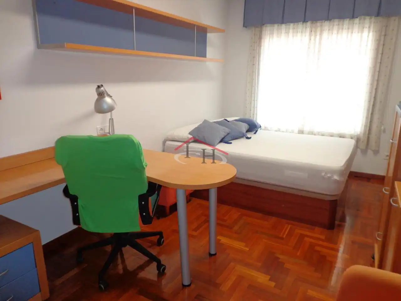 Dormitori de Pis de lloguer en León Capital  amb Calefacció, Parquet i Moblat