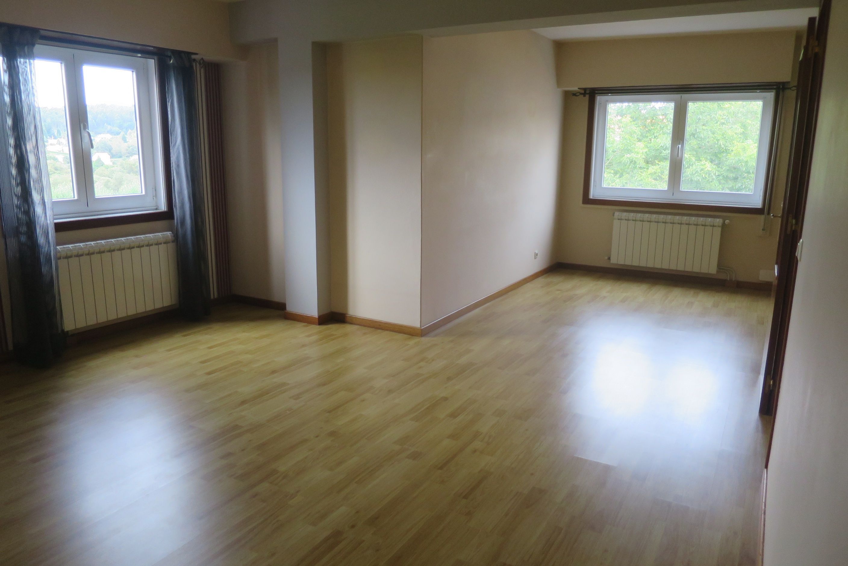 Sala de estar de Piso de alquiler en Oleiros con Calefacción, Parquet y Horno