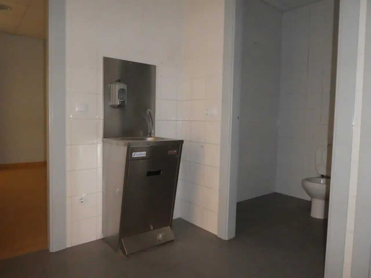 Badezimmer von Fabrikhallen zum Verkauf in Tudela