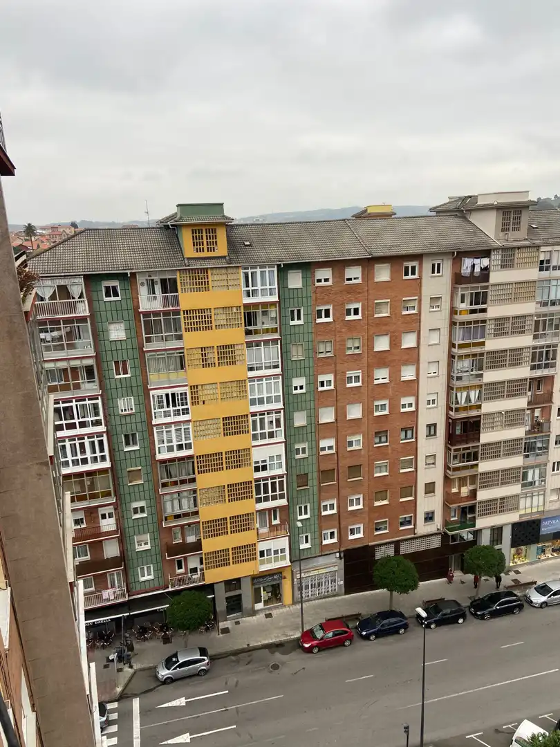 Vista exterior de Piso en venta en Avilés con Calefacción y Balcón