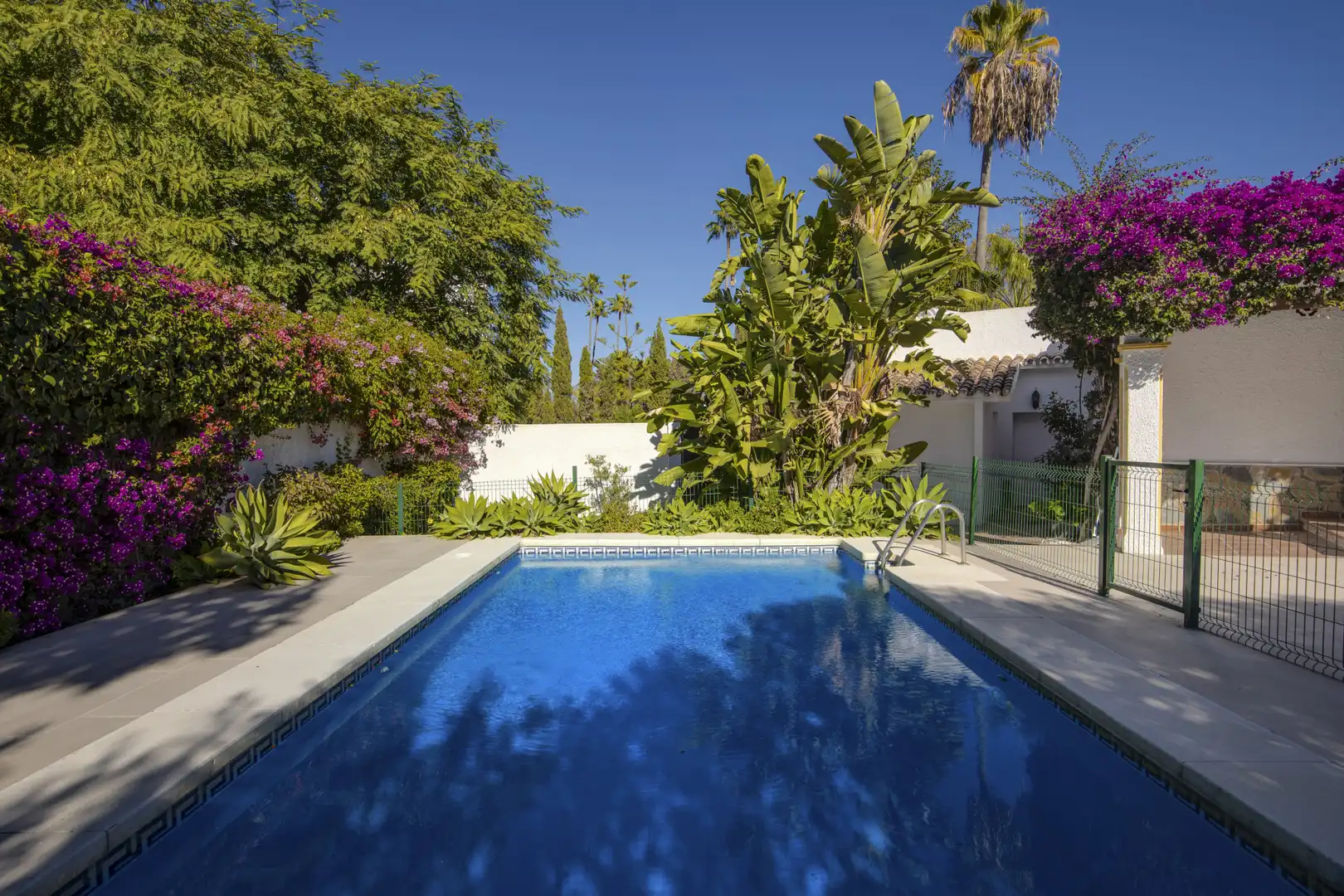 Piscina de Casa o chalet en venta en Marbella con Aire acondicionado, Calefacción y Jardín privado