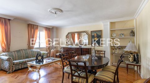 Exclusiva vivienda familiar con  piscina y garaje en V Centenario