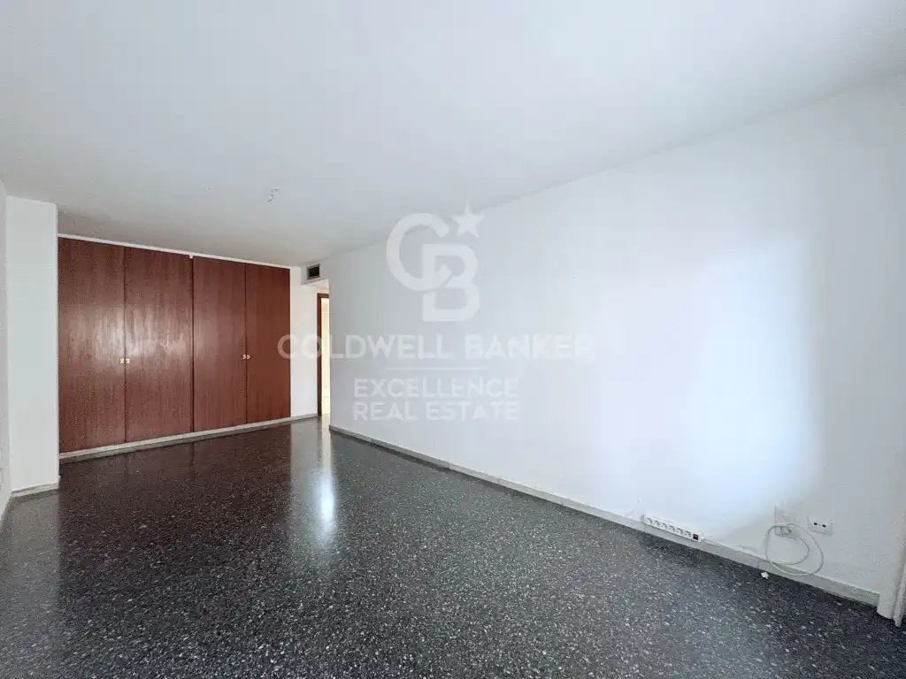 Flat for sale in Valencia  with Air Conditioner and Terrace