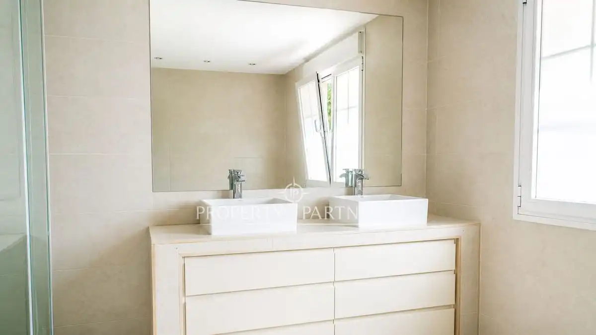Baño de Casa adosada en venta en Madrid con Aire acondicionado, Calefacción y Jardín privado