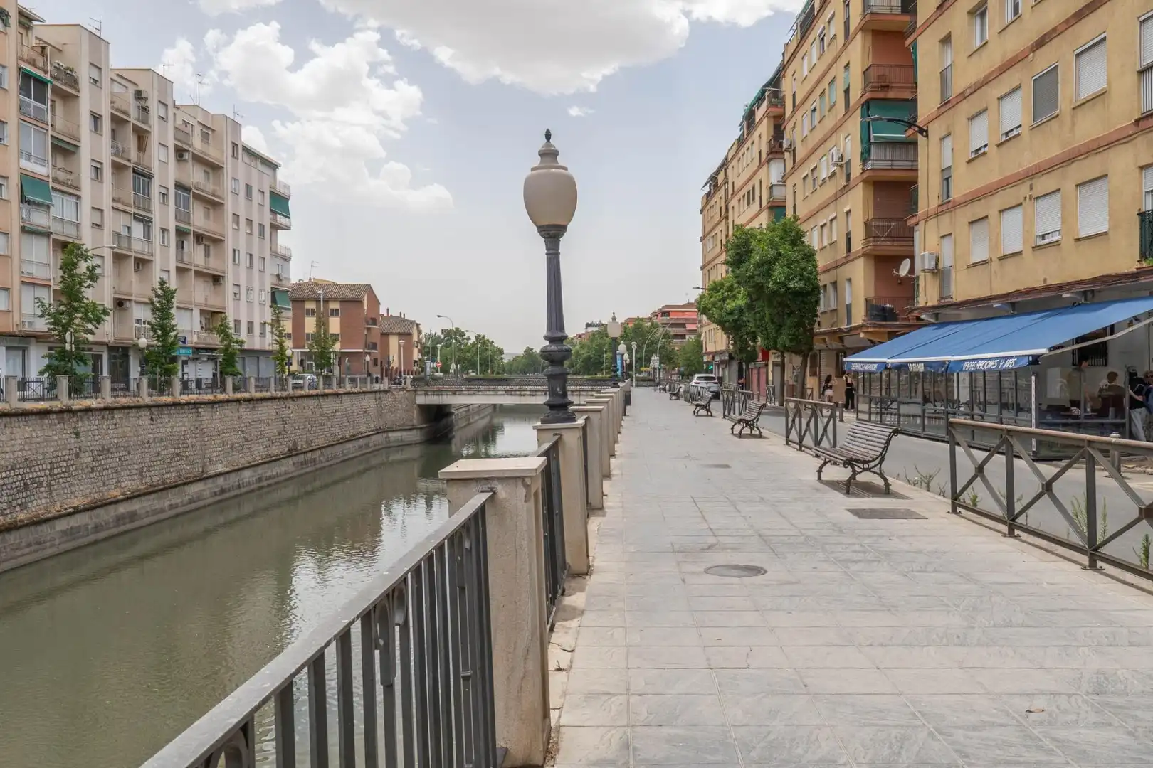 Außenansicht von Dachboden zum Verkauf in Granada mit Klimaanlage