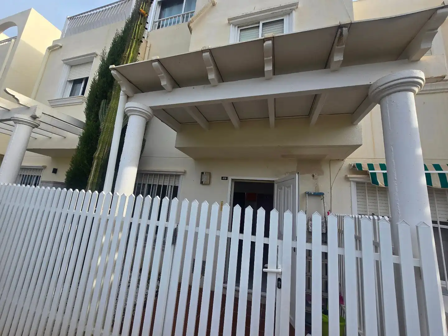 Außenansicht von Einfamilien-Reihenhaus zum Verkauf in Vera mit Klimaanlage, Terrasse und Abstellraum