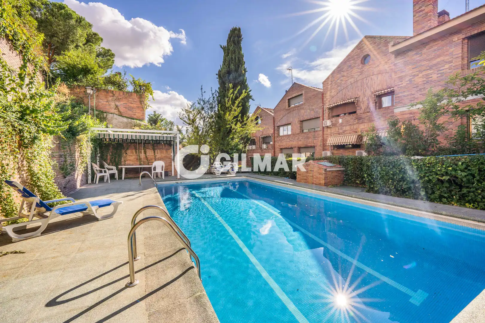 Piscina de Casa adosada en venda en Madrid amb Calefacció, Jardí privat i Piscina