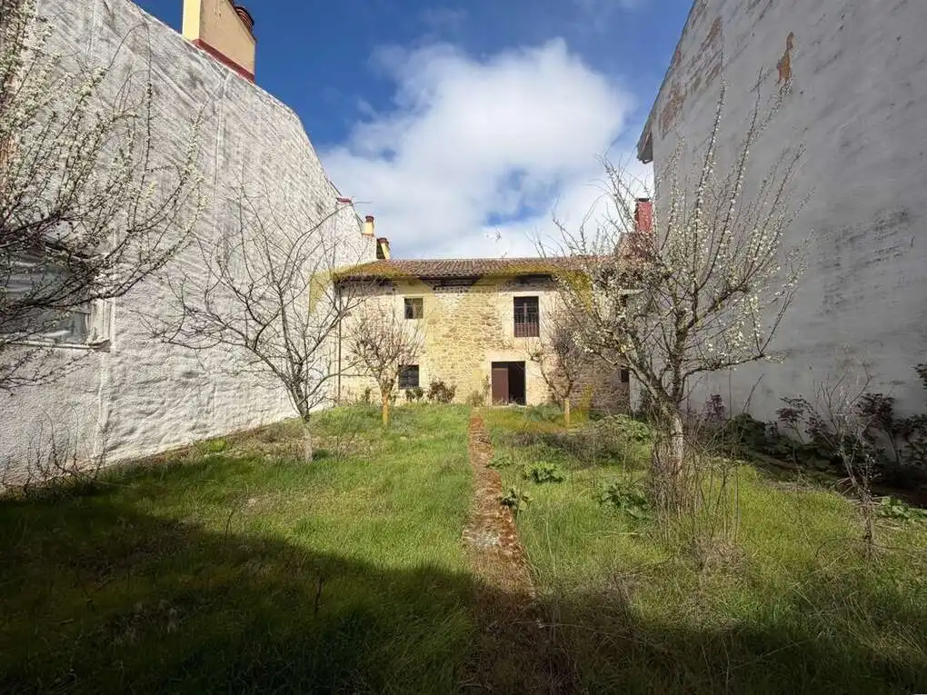 Casa amb jardí en venda a Calle Puente
