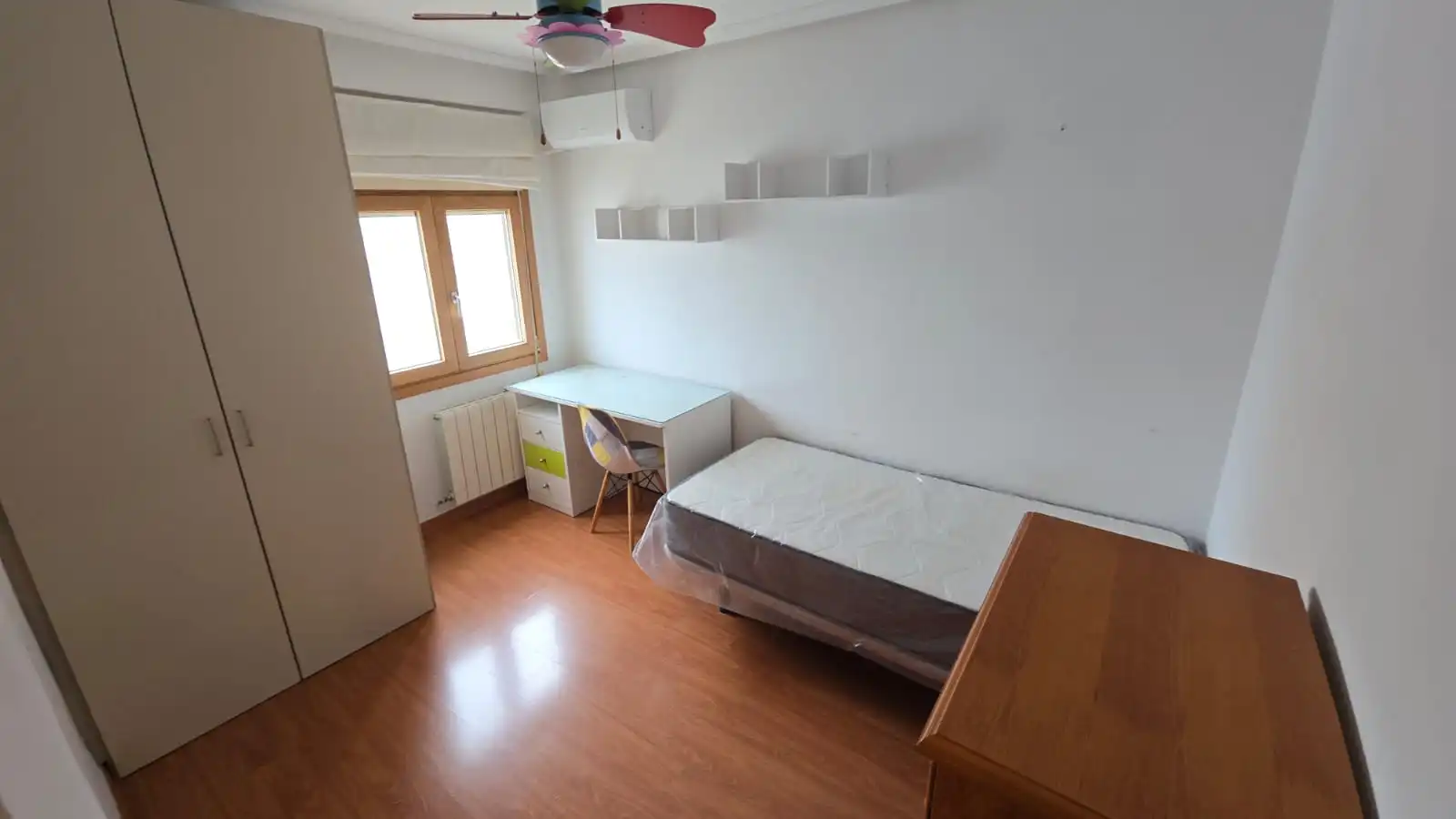 Dormitori de Apartament de lloguer en Cáceres amb Aire condicionat, Calefacció i Moblat