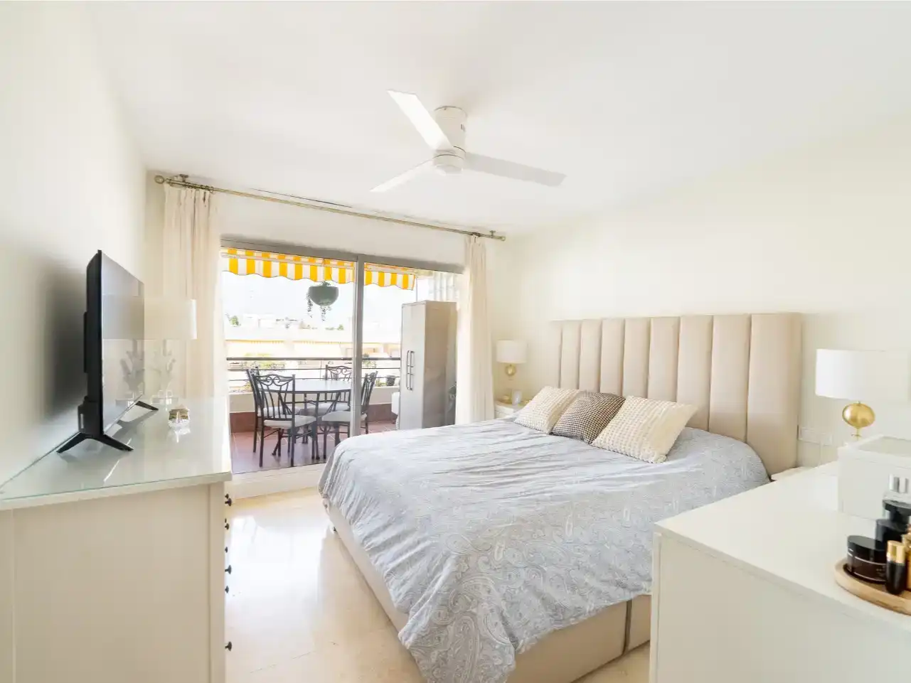 Bedroom of Flat for sale in Marbella  with Air Conditioner, Swimming Pool and Balcony